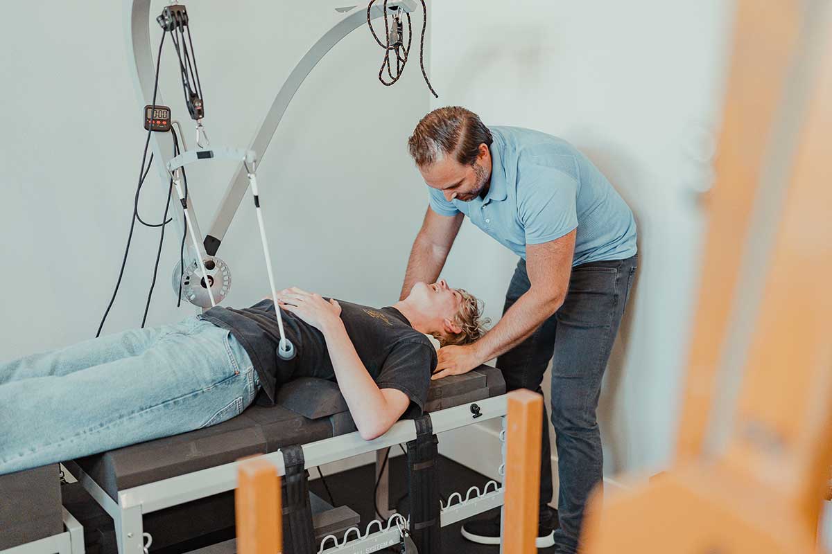 Dr. Cody Drake treating male patient with sciatica through disc decompression therapy